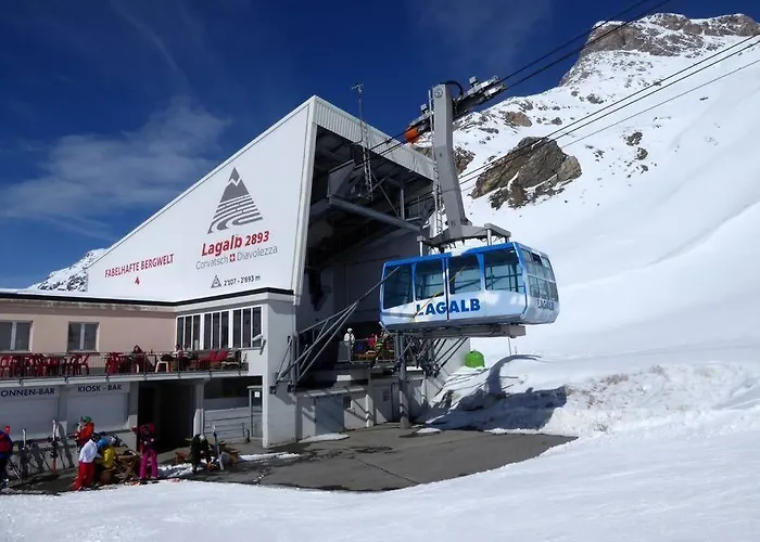 Apartman Window On The Poschiavo
